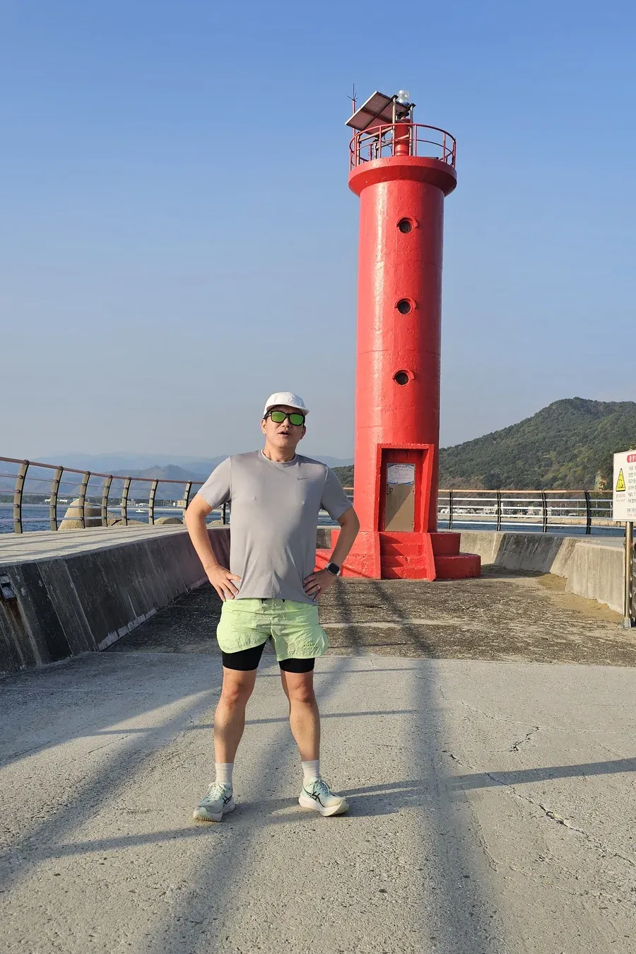 빨간 등대 앞에 서 있는 배상혁